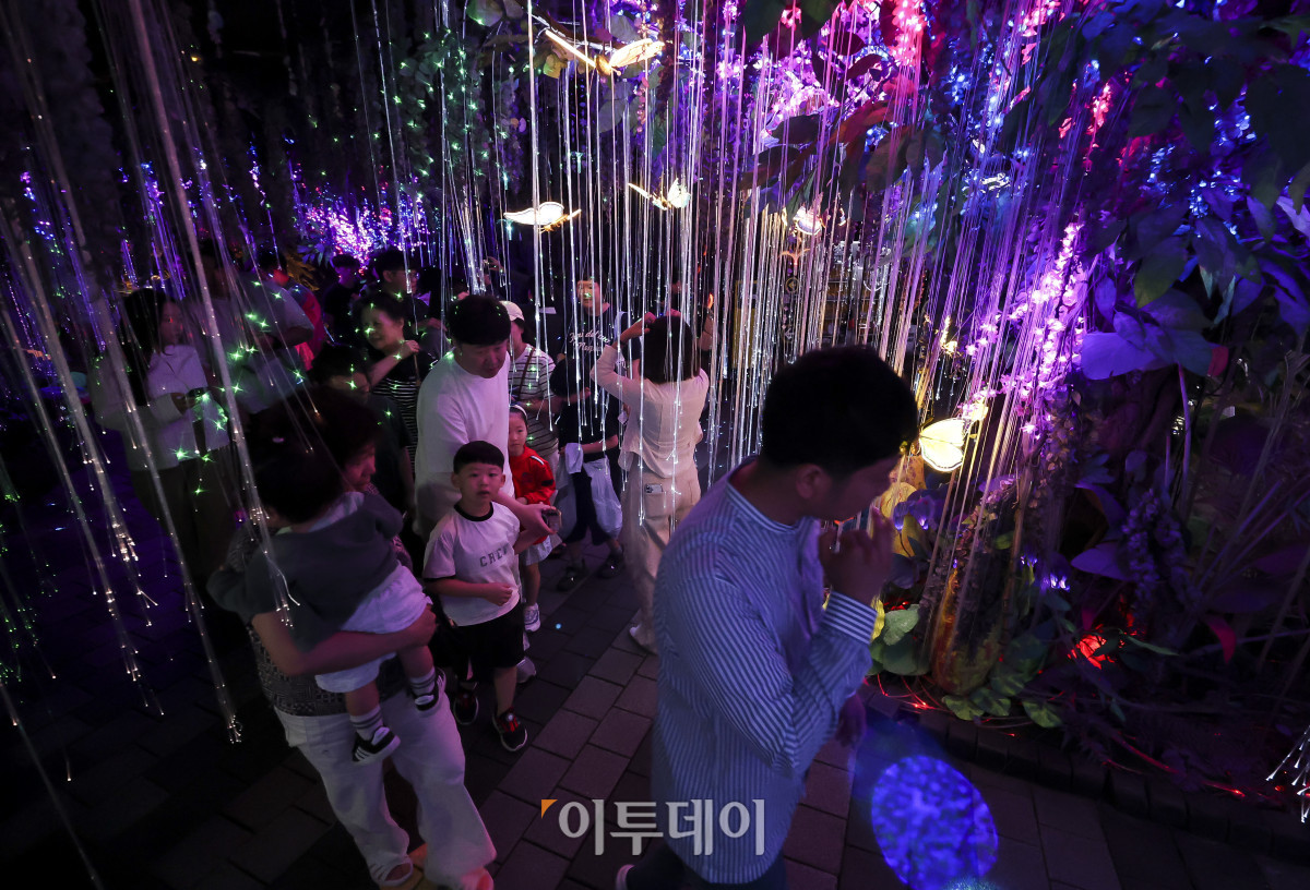 ▲장맛비가 소강상태에 접어들며 후텁지근한 날씨가 이어지고 있는 19일 경기 광명시 광명동굴을 찾은 시민들이 더위를 식히며 즐거운 시간을 보내고 있다. 이날 기상청은 정체전선이 동쪽으로 빠져나가며 기온이 올라 한낮에 습하고 무더운 날씨가 이어질 것으로 전망했다. 서울 한낮 기온은 30도 까지 오를 것으로 예보했다. 고성준 기자 joonko1@