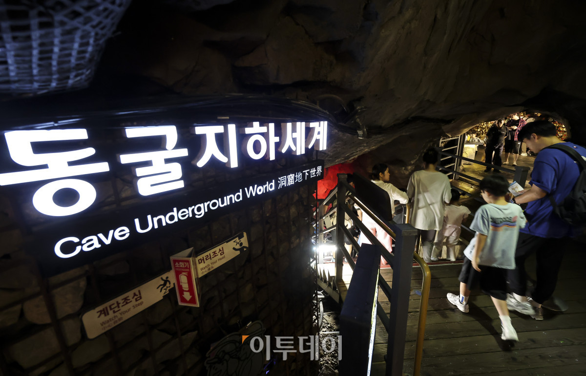 ▲장맛비가 소강상태에 접어들며 후텁지근한 날씨가 이어지고 있는 19일 경기 광명시 광명동굴을 찾은 시민들이 더위를 식히며 즐거운 시간을 보내고 있다. 이날 기상청은 정체전선이 동쪽으로 빠져나가며 기온이 올라 한낮에 습하고 무더운 날씨가 이어질 것으로 전망했다. 서울 한낮 기온은 30도 까지 오를 것으로 예보했다. 고성준 기자 joonko1@