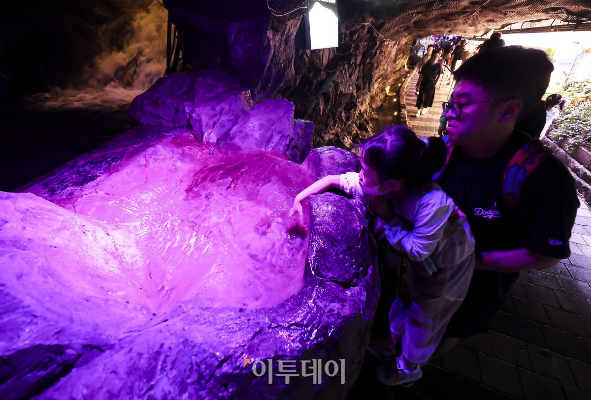 ▲장맛비가 소강상태에 접어들며 후텁지근한 날씨가 이어지고 있는 19일 경기 광명시 광명동굴을 찾은 시민들이 더위를 식히며 즐거운 시간을 보내고 있다. 이날 기상청은 정체전선이 동쪽으로 빠져나가며 기온이 올라 한낮에 습하고 무더운 날씨가 이어질 것으로 전망했다. 서울 한낮 기온은 30도 까지 오를 것으로 예보했다. 고성준 기자 joonko1@