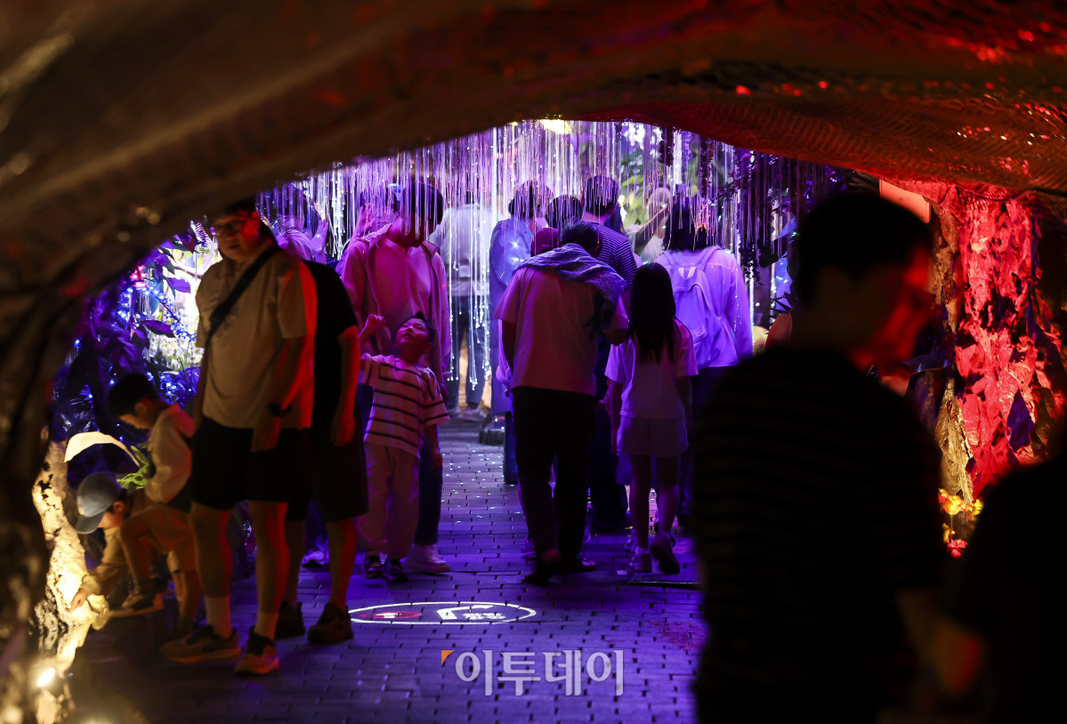 ▲장맛비가 소강상태에 접어들며 후텁지근한 날씨가 이어지고 있는 19일 경기 광명시 광명동굴을 찾은 시민들이 더위를 식히며 즐거운 시간을 보내고 있다. 이날 기상청은 정체전선이 동쪽으로 빠져나가며 기온이 올라 한낮에 습하고 무더운 날씨가 이어질 것으로 전망했다. 서울 한낮 기온은 30도 까지 오를 것으로 예보했다. 고성준 기자 joonko1@