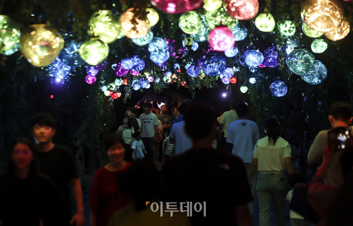 ▲장맛비가 소강상태에 접어들며 후텁지근한 날씨가 이어지고 있는 19일 경기 광명시 광명동굴을 찾은 시민들이 더위를 식히며 즐거운 시간을 보내고 있다. 이날 기상청은 정체전선이 동쪽으로 빠져나가며 기온이 올라 한낮에 습하고 무더운 날씨가 이어질 것으로 전망했다. 서울 한낮 기온은 30도 까지 오를 것으로 예보했다. 고성준 기자 joonko1@