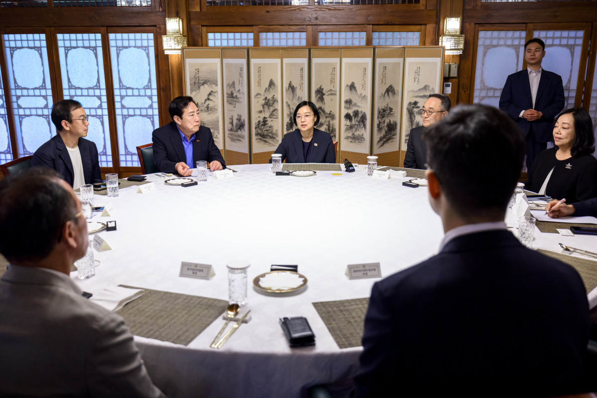 ▲한성숙 국무총리가 19일 서울 삼청동 국무총리 공관에서 중소기업단체협의회 관계자들과 오찬 간담회를 열고 최근 중소기업의 경영 여건과 정책 건의사항을 청취했다. (사진제공=총리실)