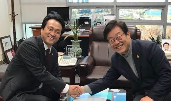 ▲안민석 경기도교육감이 자신의 페이스북에 이재명 대통령과 손을 맞잡은 사진과 함께 전국 최초 오디션 방식의 공모 교육장 선출 진행 중 대통령의 이른 새벽 격려 문자를 받았다는 글을 올렸다. 안 교육감은 "국민주권정부의 교육대전환을 경기도에서 선도하겠다"고 밝혔다. (안민석 경기도교육감 페이스북)