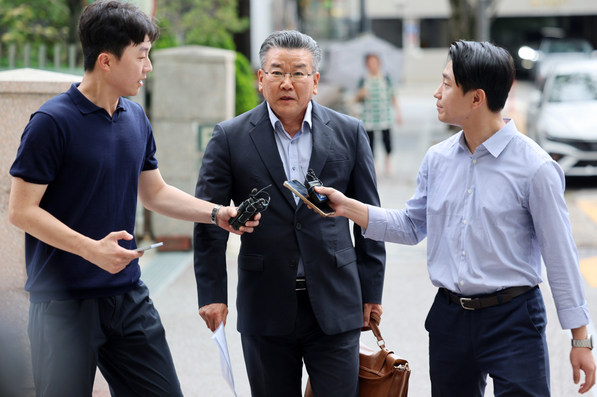 ▲직권남용권리행사방해 혐의를 받는 유병호 전 감사원 사무총장이 13일 오전 경기 과천시 2차 종합특검팀 사무실에서 피의자 조사를 받기 위해 출석하고 있다. (뉴시스)