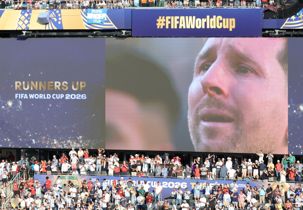 ▲아르헨티나의 리오넬 메시(인터 마이애미)가 19일(현지시간) 미국 뉴저지에서 열린 2026 FIFA 북중미 월드컵 결승전 시상식 도중 눈물을 흘리는 모습이 경기장 전광판에 나오고 있다. (EPA/연합뉴스)