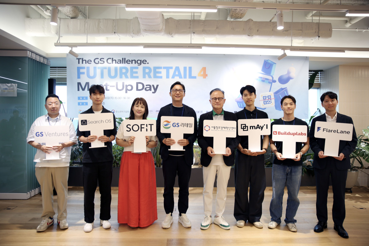 ▲허서홍 GS리테일 대표(왼쪽 네번째)가 16일 서울 강남구 GS타워에서 열린 '더 지에스 챌린지 퓨처 리테일' 4기 밋업 행사에서 이영근 서울창조경제혁신센터 대표(왼쪽 다섯번째), 선발 스타트업 대표들과 기념촬영을 하고 있다. (사진제공=GS리테일)