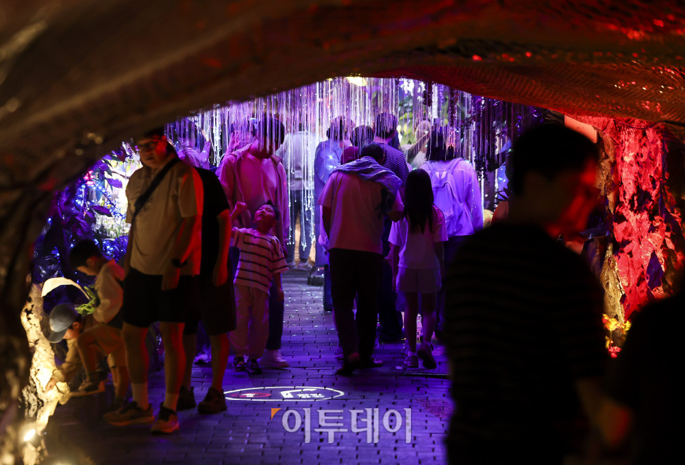 ▲19일 경기 광명시 광명동굴을 찾은 시민들이 더위를 식히며 시간을 보내고 있다. (이투데이DB)
