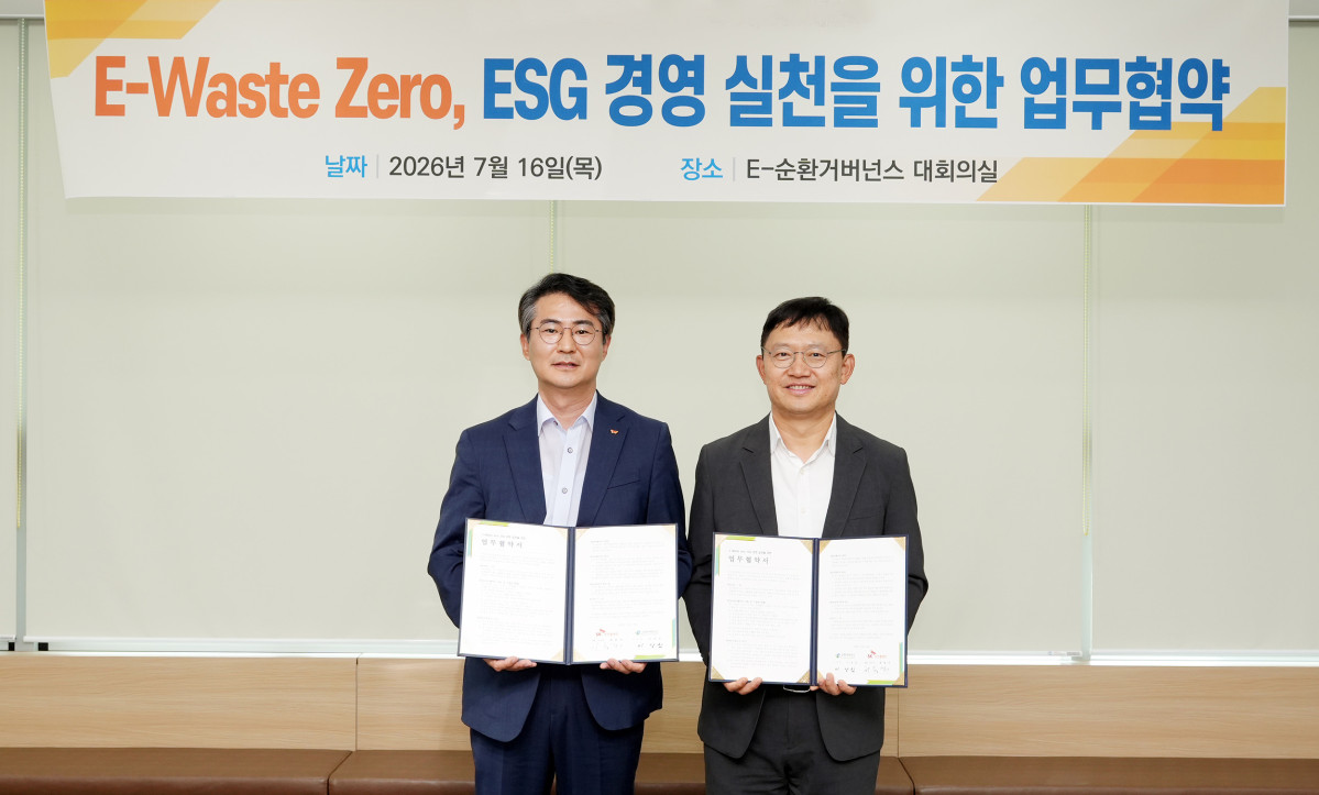 ▲경기도 수원시 이순환거버넌스 본사 사옥에서 SK오션플랜트와 이순환거버넌스의 ‘ E-Waste
Zero’ 업무협약식이 진행된 가운데 최용석 SK오션플랜트 ESG본부장과 이상진 이순환거버넌스 이사장이 기념촬영을 하고 있다. (사진제공=SK오션플랜트)