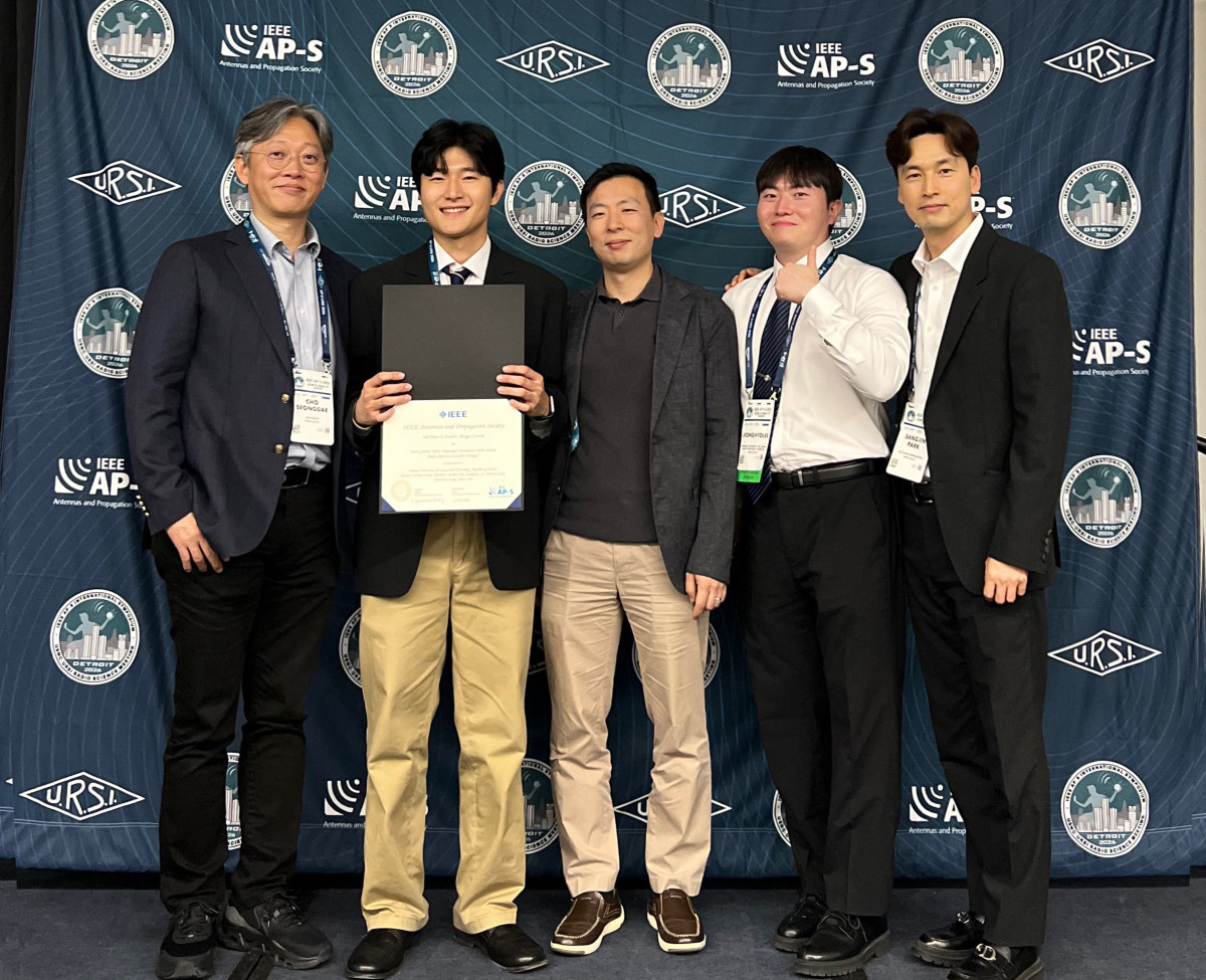 ▲IEEE AP-S URSI 국제학회 산학 논문 경연 최우수 논문상을 수상한 KCC글라스와 POSTECH 관계자들이 기념 촬영을 하고 있다. (KCC글라스)
