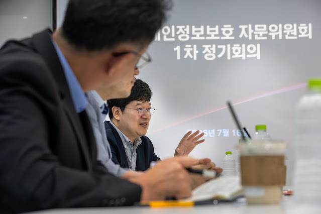 ▲KT 개인정보보호 자문위원회 위원들이 16일 KT판교빌딩에서 진행된 제1차 정기 회의에 참석해 개인정보보호 강화 방안 관련 주요 안건을 논의하고 있다. (사진제공=KT)
