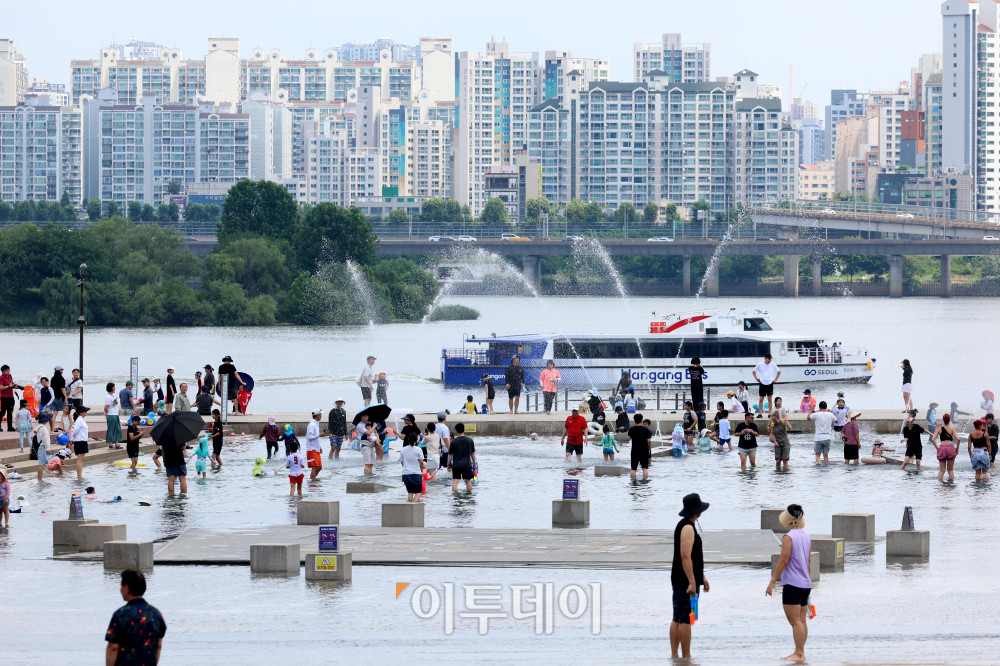 ▲전국으로 폭염특보가 확대 강화한 가운데 서울 낮 최고기온이 34도를 나타내고 올여름 들어 처음 신설된 폭염 중대경보가 포항과 경산에 발령된 12일 서울 여의도 물빛광장에서 시민들이 물놀이를 하며 더위를 식히고 있다. (이투데이DB)