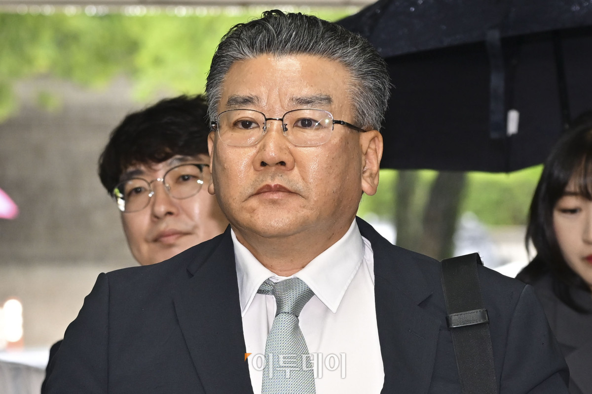 ▲'대통령관저 감사 부당 개입' 의혹으로 직권남용권리행사방해 혐의를 받는 유병호 감사원 감사위원이 구속 전 피의자 심문(영장실질심사)을 위해 20일 서울 서초구 서울중앙지방법원에 들어서고 있다. 사진공동취재단