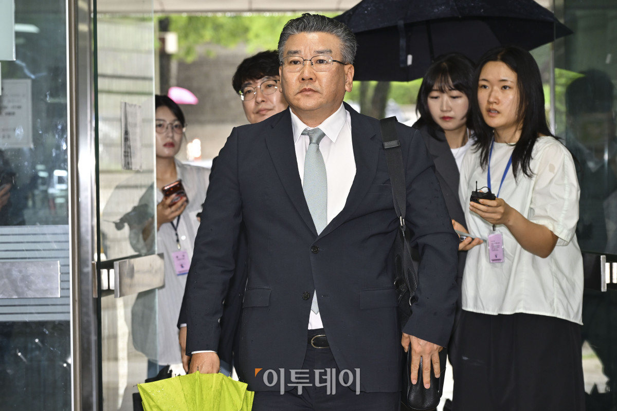 ▲'대통령관저 감사 부당 개입' 의혹으로 직권남용권리행사방해 혐의를 받는 유병호 감사원 감사위원이 구속 전 피의자 심문(영장실질심사)을 위해 20일 서울 서초구 서울중앙지방법원에 들어서고 있다. 사진공동취재단