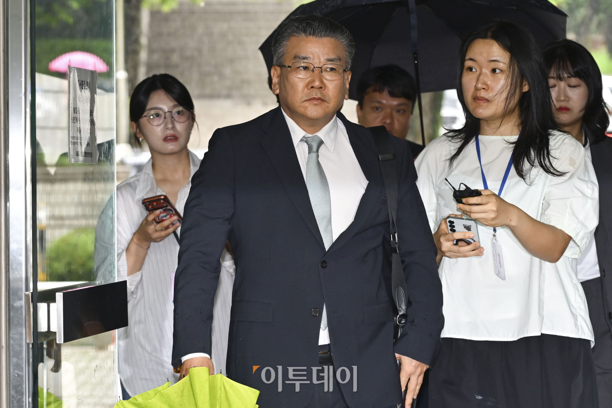 ▲'대통령관저 감사 부당 개입' 의혹으로 직권남용권리행사방해 혐의를 받는 유병호 감사원 감사위원이 구속 전 피의자 심문(영장실질심사)을 위해 20일 서울 서초구 서울중앙지방법원에 들어서고 있다. 사진공동취재단