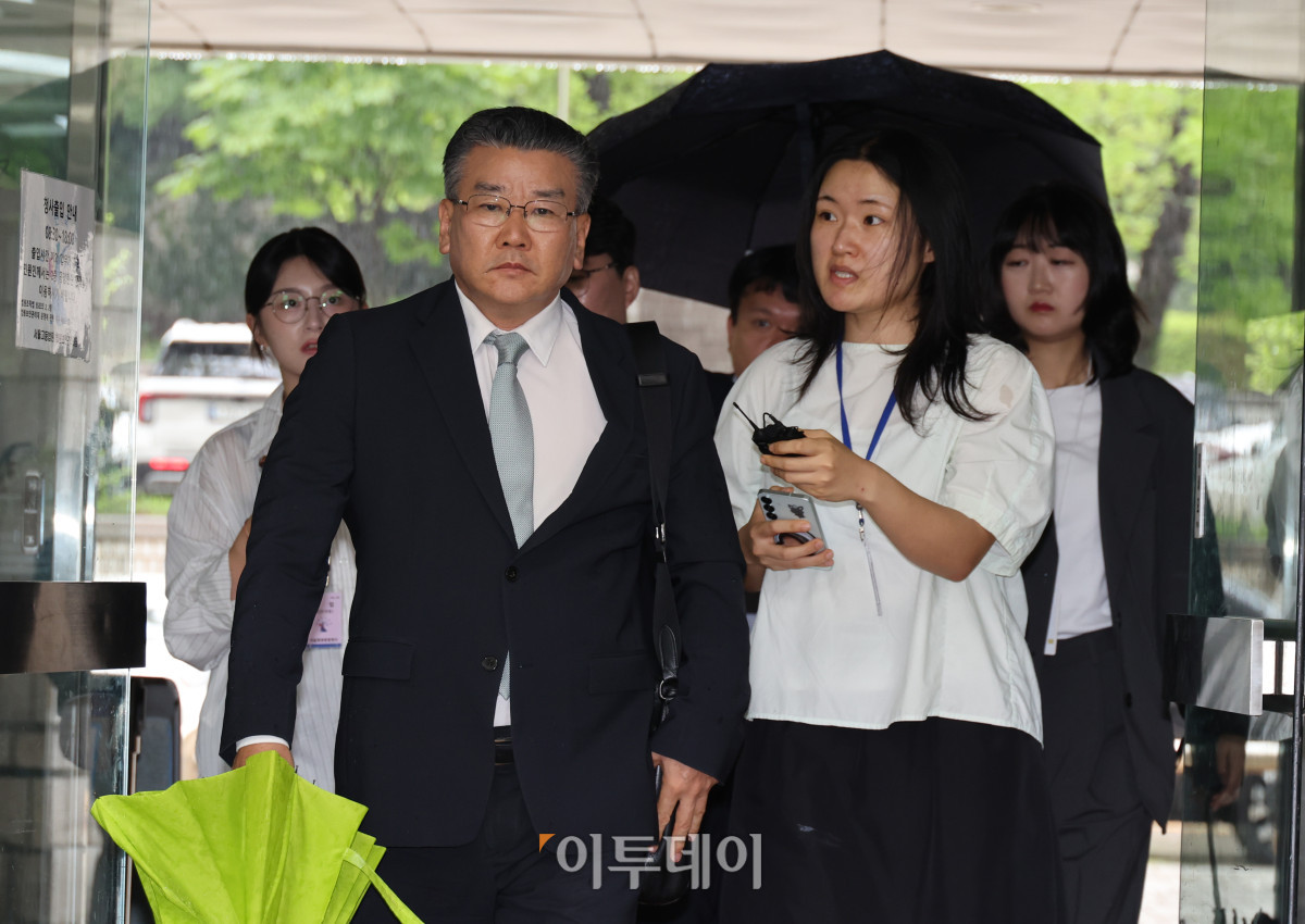 ▲'대통령관저 감사 부당 개입' 의혹으로 직권남용권리행사방해 혐의를 받는 유병호 감사원 감사위원이 구속 전 피의자 심문(영장실질심사)을 위해 20일 서울 서초구 서울중앙지방법원에 들어서고 있다. 사진공동취재단