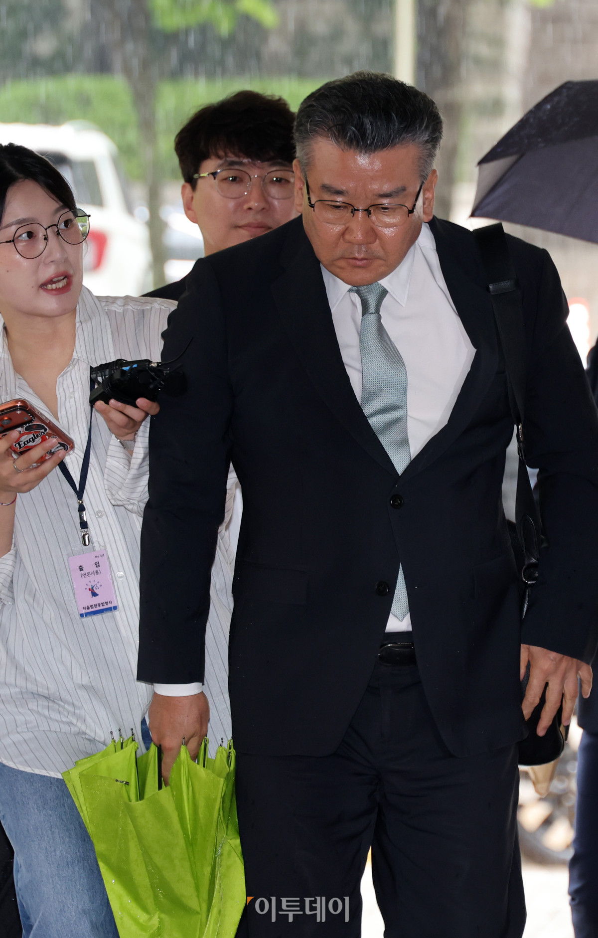 ▲'대통령관저 감사 부당 개입' 의혹으로 직권남용권리행사방해 혐의를 받는 유병호 감사원 감사위원이 구속 전 피의자 심문(영장실질심사)을 위해 20일 서울 서초구 서울중앙지방법원에 들어서고 있다. 사진공동취재단