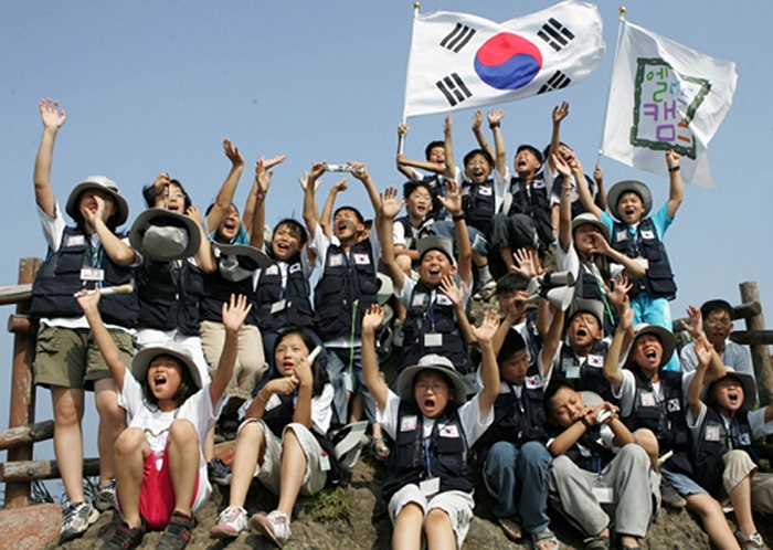 ▲나라사랑캠프 첫 회가 열린 2005년 독도에서 참가자들이 기념촬영을 하고 있다. (형지엘리트 제공)