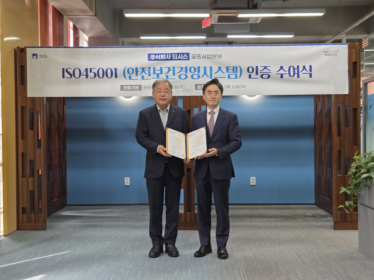 ▲16일 티시스 골프사업본부 ISO45001 인증 수여식에서 김천주 한국국제규격인증원 대표이사(왼쪽)와 이재석 티시스 대표이사가 기념촬영을 하고 있다. (사진제공=티시스)