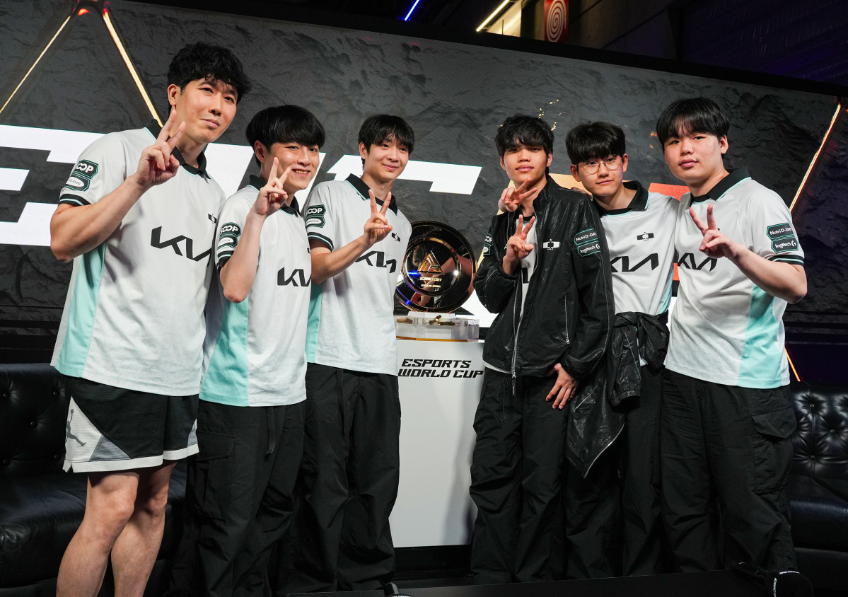 ▲19일(현지시간) EWC 2026 리그 오브 레전드(LoL) 종목 우승을 차지한 디플러스 기아 선수단이 기념 사진을 촬영하고 있다. (연합뉴스)