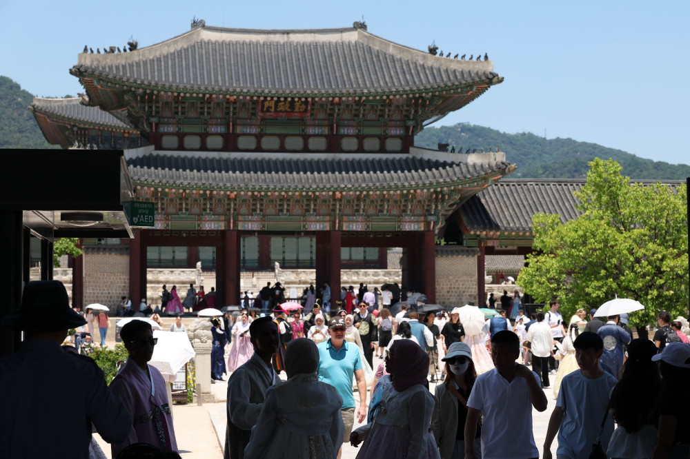 ▲5월 31일 서울 종로구 경복궁 일대가 외국인 관광객들로 붐비고 있다. 서울시에 따르면 올해 4월 서울을 방문한 외국인 관광객은 156만 명으로 지난해 같은 달(130만 명)보다 18.8% 증가했다. 또한 한국관광공사의 관광통계와 문화체육관광부 외래관광객조사 분석 결과, 서울 방문 외국인 관광객의 카드 소비액은 1조1532억 원으로 지난해 같은 달보다 50.5% 늘어난 것으로 나타났다. 고이란 기자 photoeran@ (이투데이DB)