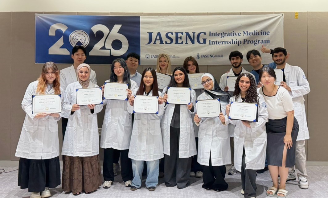 ▲‘2026 자생메디컬아카데미 하계 인턴십 프로그램’에 참여한 학생들과 관계자들이 기념촬영을 하고 있다. (사진제공=자생한방병원)
