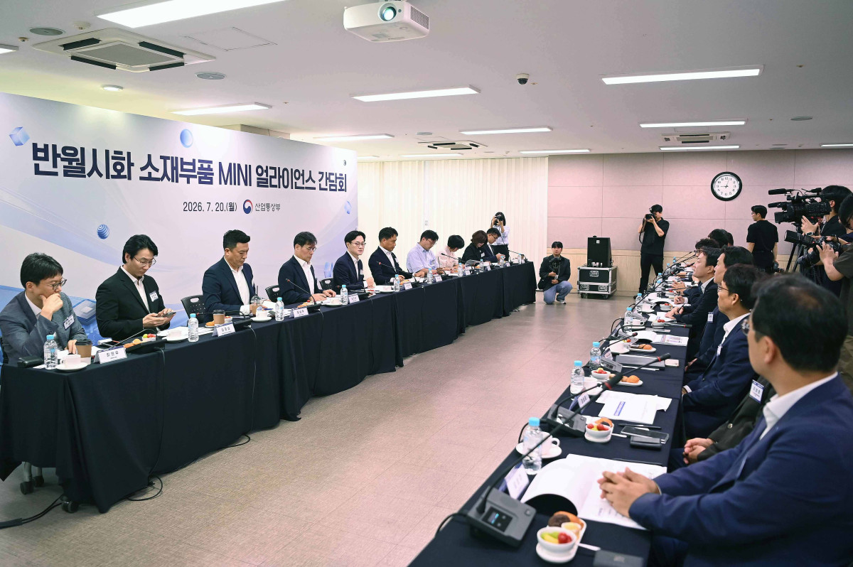 ▲김정관 산업통상부 장관은 20일 경기도 시흥시 시흥비즈니스센터에서 김민선 반월시화 소재부품 MINI 얼라이언스 위원장을 비롯한 지자체 및 관계기관·기업 대표 등 관계자가 참석한 가운데 열린 '반월시화 소재부품 MINI 얼라이언스 간담회'를 주재하고, 인사말을 한 후 산업단지의 특성을 바탕으로 한 반월시화 MINI 얼라이언스의 M.AX 클러스터 조성방안을 논의했다. (사진제공=산업통상부)