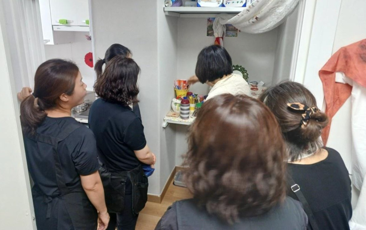 ▲서울시 강서50플러스센터 ‘시니어라이프정리전문가’ 과정 수강생들이 현장실습에서 어르신 가정의 수납공간을 살펴보고 정리 방향을 논의하고 있다.(유플랫폼 제공)
