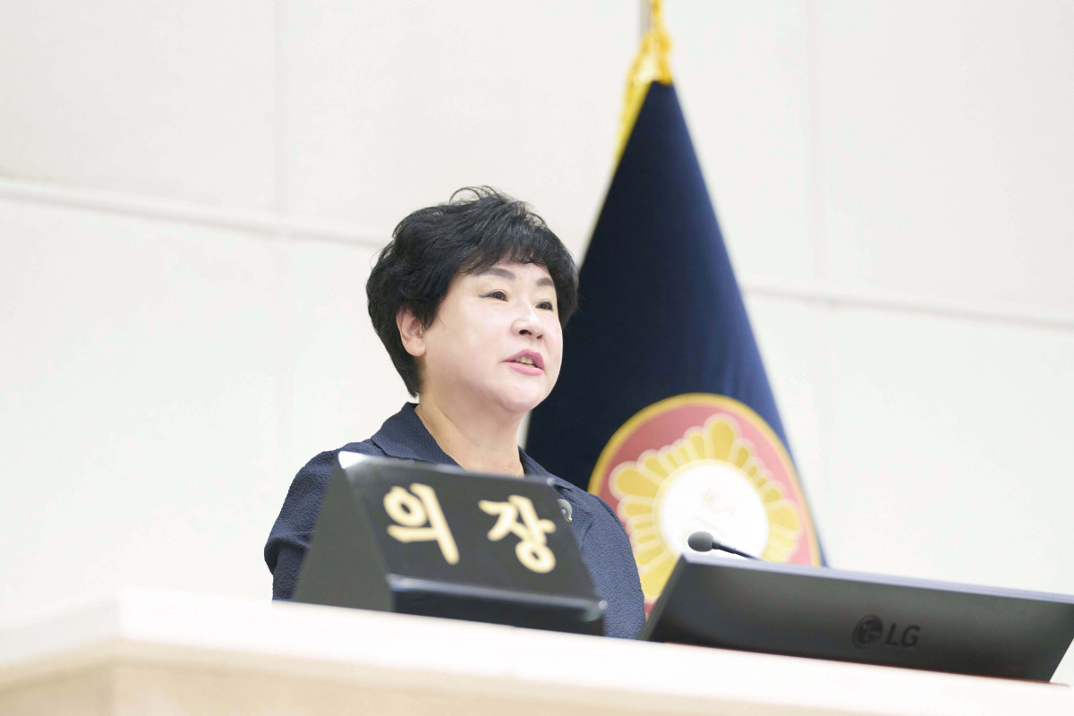 ▲장정순 용인특례시의회 의장이 20일 본회의장에서 열린 제305회 임시회 개회식에서 개회사를 하고 있다.
제10대 의회의 첫 임시회인 이번 회기는 24일까지 5일간 진행되며 조례안 등 총 21건의 안건을 심의한다. (용인특례시의회)