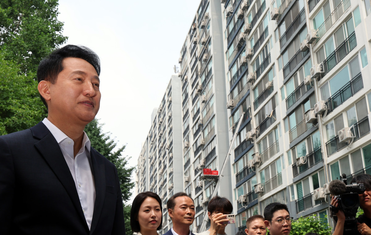 ▲오세훈 서울시장이 16일 오전 공업지역 공동주택 용적률 완화가 적용된 영등포구 양평신동아아파트 재건축 현장을 찾아 재건축 관련 설명을 듣고 있다. (뉴시스)