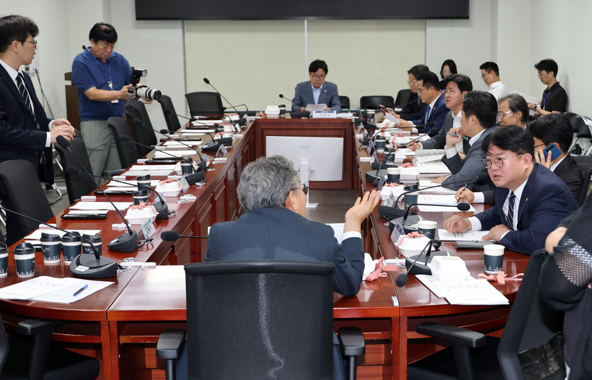 ▲국회 정무위원회 유동수 위원장을 비롯한 더불어민주당 의원들이 20일 국회 의원회관에서 열린 국회 정무위원회 당정에서 이억원 금융위원장과의 당정을 마친 뒤 이찬진 금감원장을 기다리며 얘기를 나누고 있다. (사진=연합뉴스)