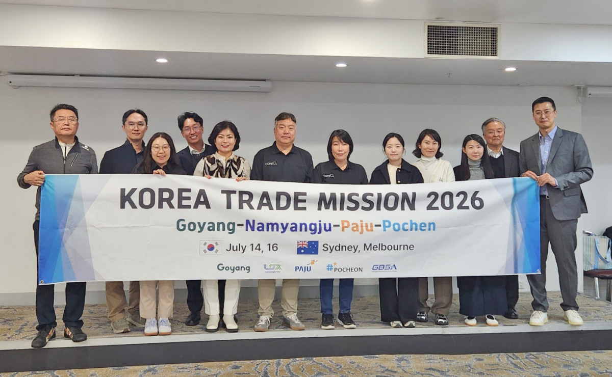 ▲경기도경제과학진흥원과 '2026년 경기북부 대양주 시장개척단' 참가기업 관계자들이 호주 현지에서 기념촬영을 하고 있다. (경기도경제과학진흥원)