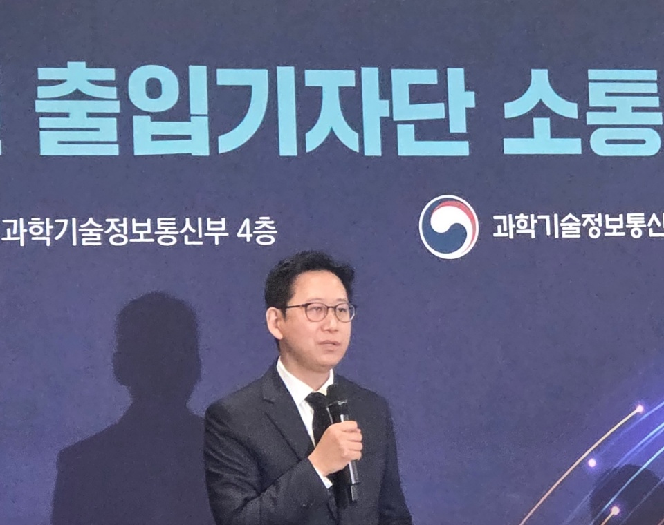 ▲배경훈 부총리 겸 과학기술정보통신부 장관이 20일 과학기술정보통신부 기자실에서 열린 취임 1주년 기자간담회에서 발언하고 있다. (이투데이DB)