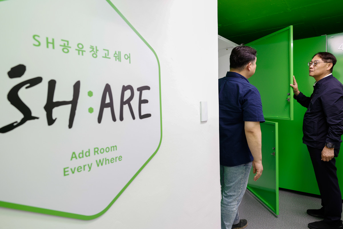 ▲공유 창고 '쉐어' 둘러보는 황상하 SH 사장 (사진제공=SH)