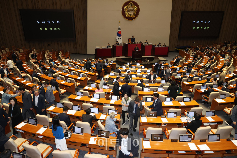 ▲윤상현 국민의힘 의원이 20일 서울 여의도 국회 본회의에서 윤석열·김건희에 의한 내란·외환 및 국정농단 행위의 진상규명을 위한 특별검사 임명 등에 관한 법률 일부개정법률안과 관련해 무제한토론(필리버스터)을 시작한 가운데 더불어민주당 의원들이 퇴장하고 있다. 고이란 기자 photoeran@