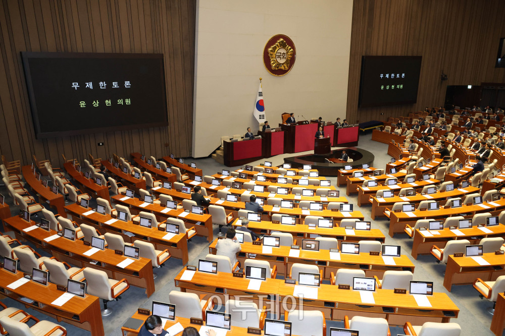 ▲윤상현 국민의힘 의원이 20일 서울 여의도 국회 본회의에서 윤석열·김건희에 의한 내란·외환 및 국정농단 행위의 진상규명을 위한 특별검사 임명 등에 관한 법률 일부개정법률안과 관련해 무제한토론(필리버스터)을 하는 가운데 더불어민주당 의원들 자리가 비어 있다. 고이란 기자 photoeran@