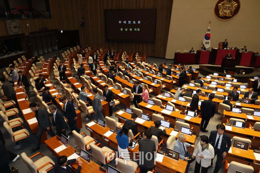 ▲윤상현 국민의힘 의원이 20일 서울 여의도 국회 본회의에서 윤석열·김건희에 의한 내란·외환 및 국정농단 행위의 진상규명을 위한 특별검사 임명 등에 관한 법률 일부개정법률안과 관련해 무제한토론(필리버스터)을 시작한 가운데 더불어민주당 의원들이 퇴장하고 있다. 고이란 기자 photoeran@