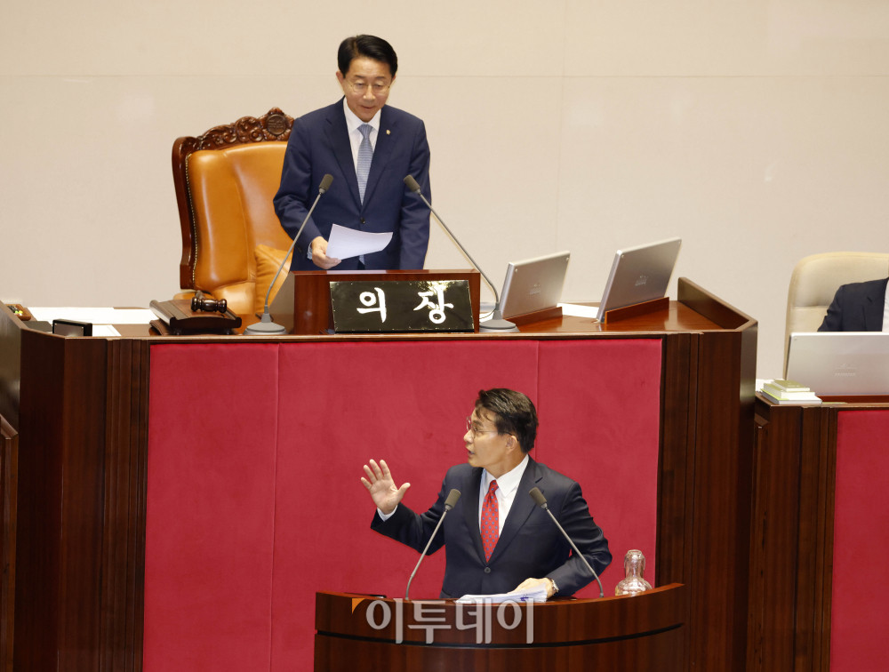 ▲윤상현 국민의힘 의원이 20일 서울 여의도 국회 본회의에서 윤석열·김건희에 의한 내란·외환 및 국정농단 행위의 진상규명을 위한 특별검사 임명 등에 관한 법률 일부개정법률안과 관련해 무제한토론(필리버스터)을 하고 있다. 고이란 기자 photoeran@