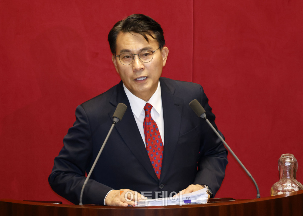▲윤상현 국민의힘 의원이 20일 서울 여의도 국회 본회의에서 윤석열·김건희에 의한 내란·외환 및 국정농단 행위의 진상규명을 위한 특별검사 임명 등에 관한 법률 일부개정법률안과 관련해 무제한토론(필리버스터)을 하고 있다. 고이란 기자 photoeran@