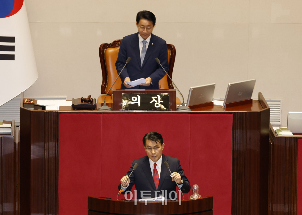 ▲윤상현 국민의힘 의원이 20일 서울 여의도 국회 본회의에서 윤석열·김건희에 의한 내란·외환 및 국정농단 행위의 진상규명을 위한 특별검사 임명 등에 관한 법률 일부개정법률안과 관련해 무제한토론(필리버스터)을 하고 있다. 고이란 기자 photoeran@