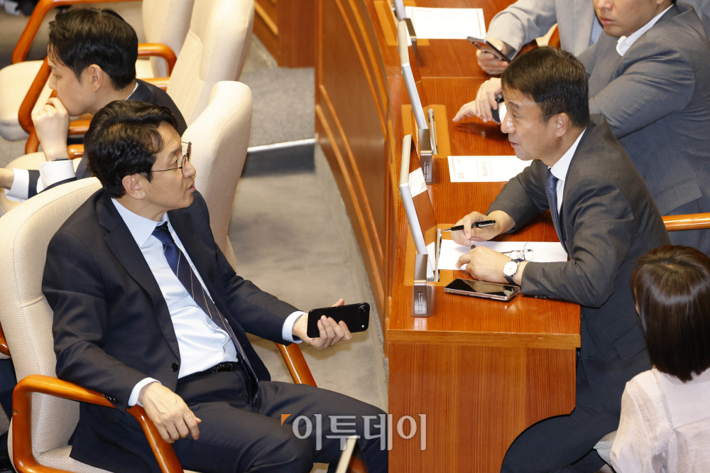 ▲한병도(오른쪽) 더불어민주당 대표 직무대행 겸 원내대표가 20일 서울 여의도 국회 본회의에서 천준호 원내운영수석부대표와 대화하고 있다. 고이란 기자 photoeran@