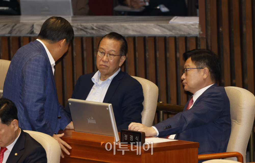 ▲정점식 국민의힘 원내대표가 20일 서울 여의도 국회 본회의에서 동료의원들과 대화하고 있다. 고이란 기자 photoeran@