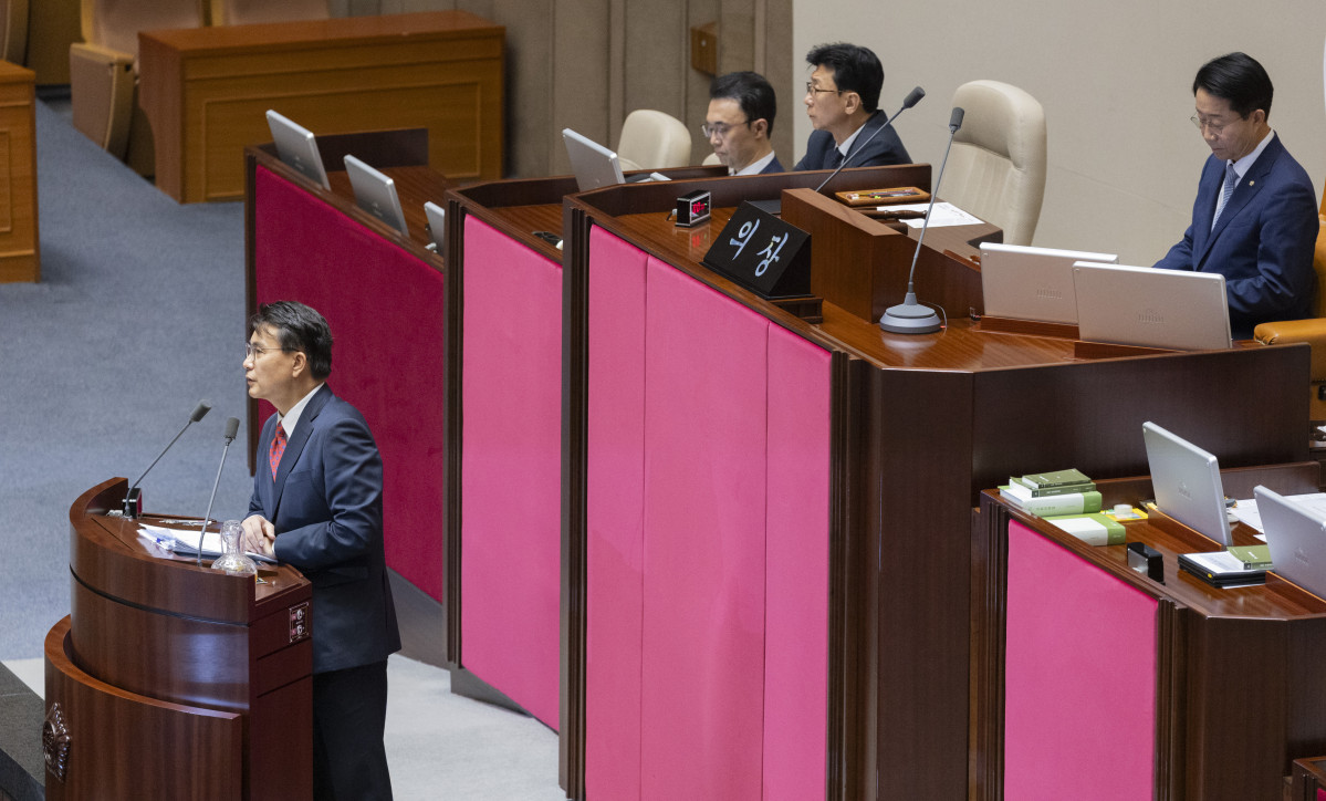 ▲국민의힘 윤상현 의원이 20일 국회에서 열린 7월 임시국회 제1차 본회의에서 윤석열·김건희에 의한 내란·외환 및 국정농단 행위의 진상규명을 위한 특별검사 임명 등에 관한 법률 일부개정법률안에 대해 필리버스터(무제한 토론을 통한 합법적인 의사진행 방해)를 시작하고 있다. (연합뉴스)