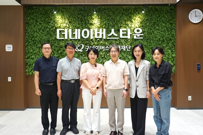 ▲굿네이버스 미래재단 양진옥 대표(오른쪽에서 두 번째)와 더네이버스타운 자문위원인 정기환 고문(왼쪽부터), 유선종 교수, 유영란 자문위원, 문성택 한의사, 박소정 교수가 자문위원 위촉식을 마친 후 더네이버스타운 로비 앞에서 단체 기념촬영을 하고 있다. (사진제공=굿네이버스 미래재단)