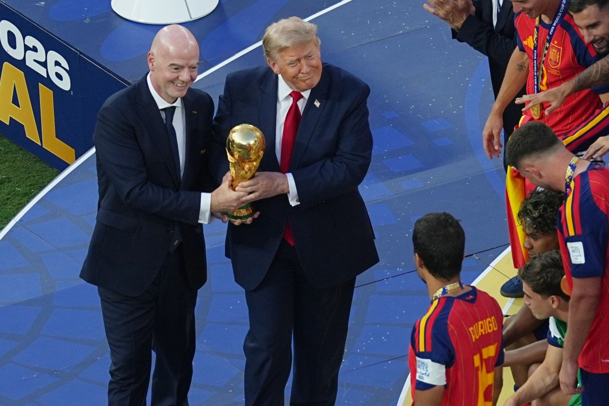 ▲잔니 인판티노(왼쪽) FIFA 회장과 도널드 트럼프 미국 대통령이 19일(현지시간) 미국 뉴저지 이스트 러더퍼드에서 열린 스페인과 아르헨티나의 월드컵 결승전 후 스페인의 로드리에게 트로피를 수여하고 있다. (AP/뉴시스)