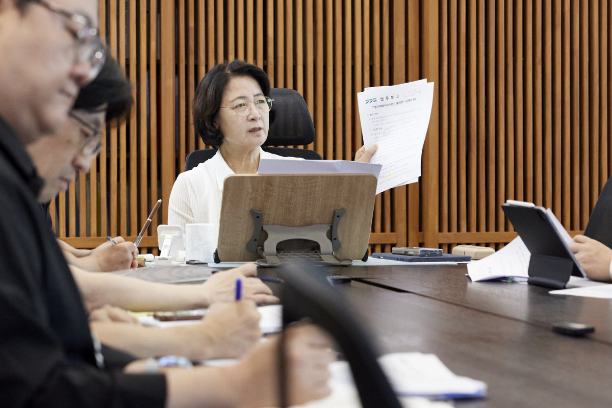 ▲추미애 경기도지사가 20일 도청사 집무실에서 제2차 경기미래투자공사 TF 전략회의를 주재하며 업무보고 자료를 살펴보고 있다.
추 지사는 이 자리에서 수원·화성·평택 등 반도체 거점 기초자치단체와 연내 출자 업무협약 체결을 주문했다. (경기도)