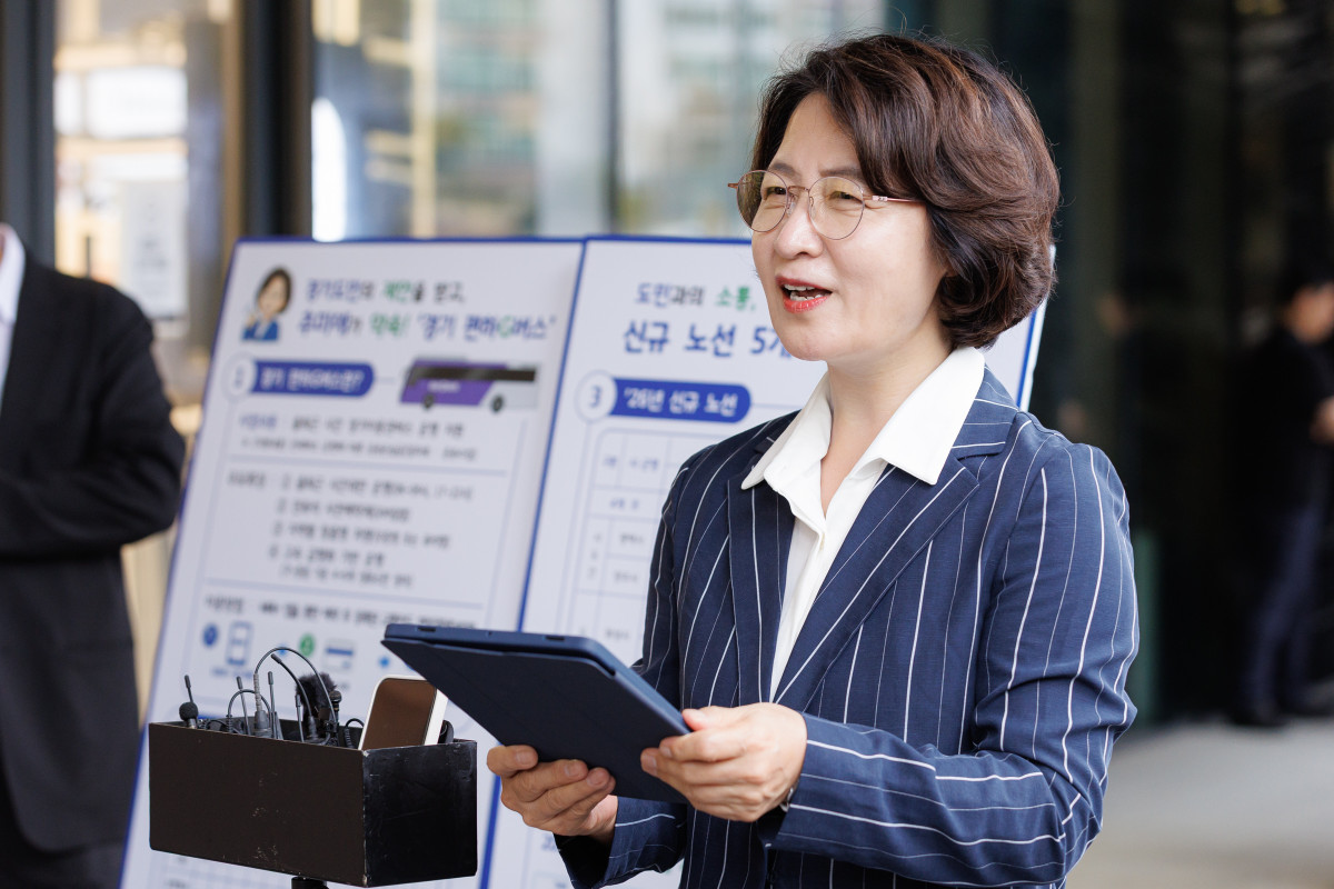 ▲추미애 경기도지사가 20일 성남시 분당구 판교역동편 정류소에서 기자회견을 열고 '경기편하G버스' 신규 노선 5개 추진 계획을 발표하고 있다. (경기도)