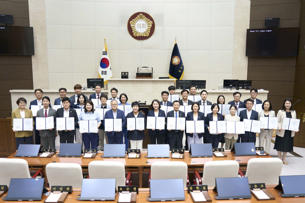 ▲장정순 용인특례시의회 의장과 시의원, 의회사무국 직원들이 20일 의회 대회의실에서 열린 청렴 서약식에서 서약서를 들고 청렴 실천을 다짐하고 있다. (용인특례시의회)