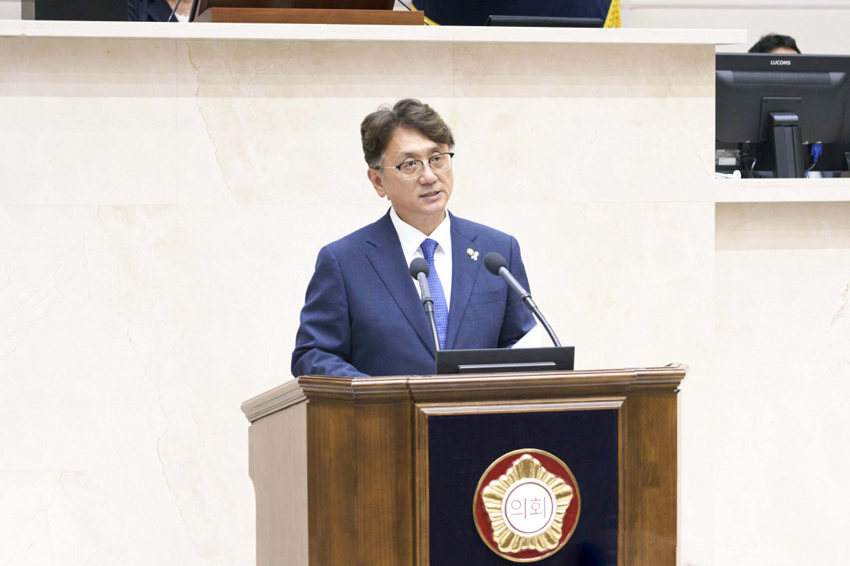 ▲이교우 용인특례시의회 의원이 20일 열린 제305회 임시회 제1차 본회의에서 5분 자유발언을 통해 동천유타워 공동집배송센터 지정취소에 따른 수분양자·입주기업 피해 최소화 대책 마련을 촉구하고 있다. (용인특례시의회)