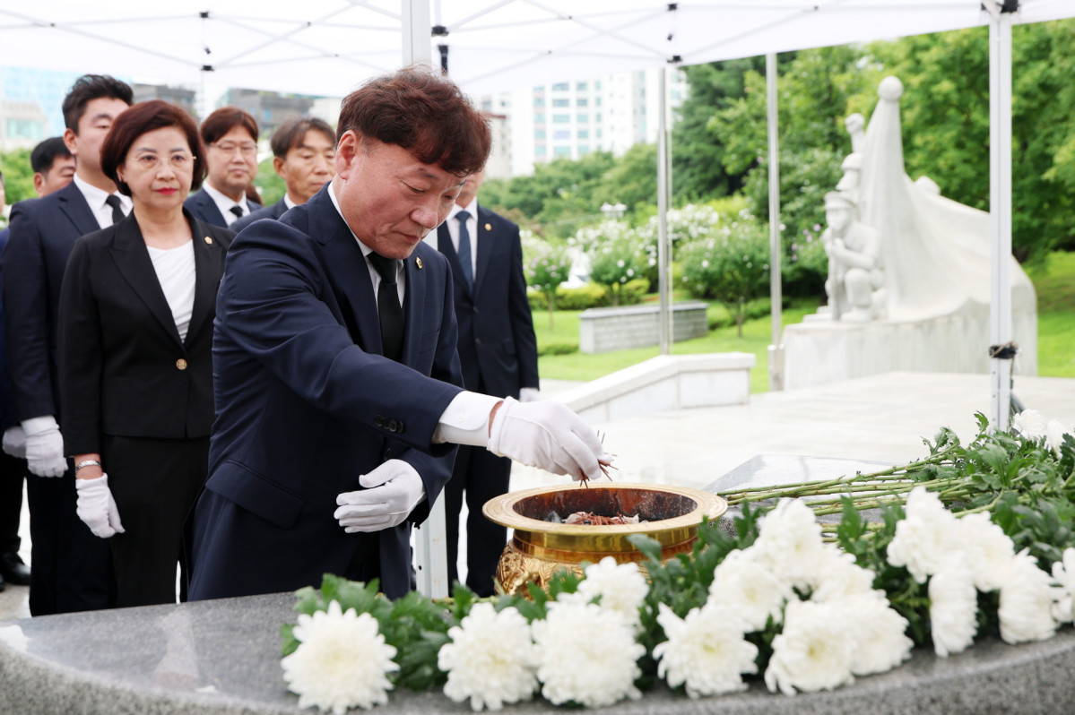 ▲남종섭 경기도의회 의장이 20일 수원시 현충탑에서 열린 제12대 전반기 의장단 참배에서 분향하고 있다. (경기도의회)