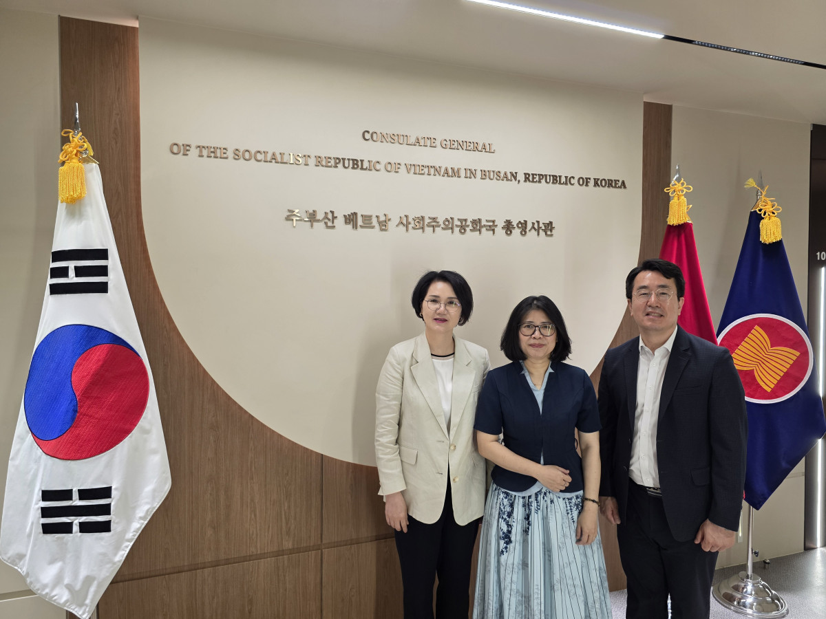 ▲그린닥터스재단 박명순 사무총장과 이현오 국제이사는 지난 7월 13일 주부산 베트남총영사관을 방문해 도안 프엉 란(Doan Phuong Lan) 영사를 접견하고 있다. (사진제공=그린닥터스)